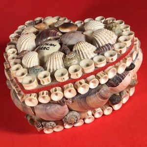 VERY NICE VINTAGE CAYMAN ISLANDS SHELL TRINKET BOX 5 1/2 INCHES